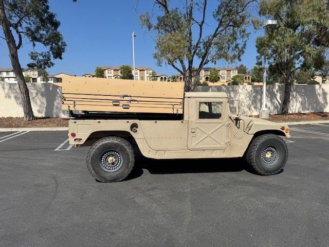 The M998 HMMWV from the side, the solar system closed in its bed enclosure